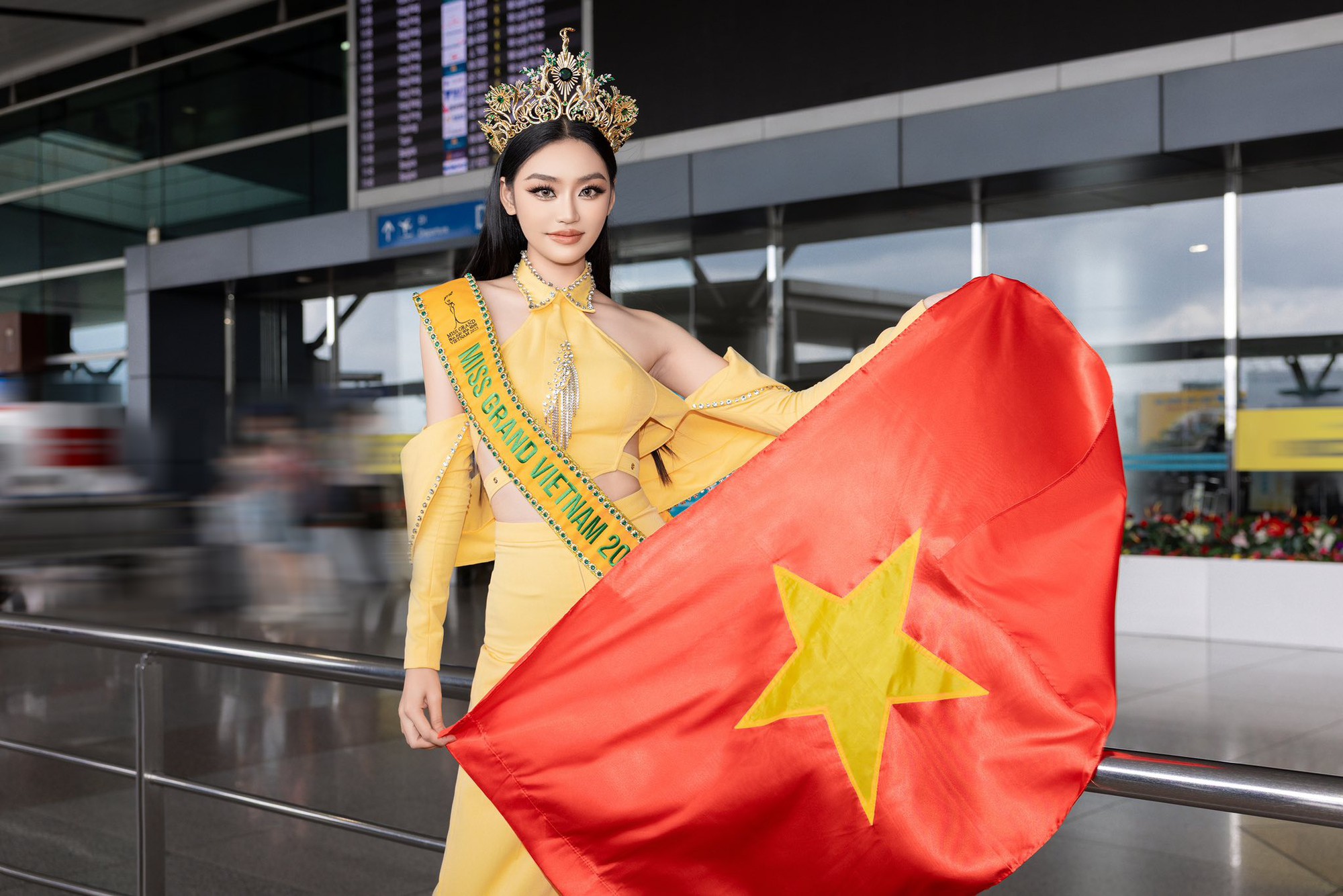 Bố mẹ Hoa hậu Yến Nhi gây chú ý tại sân bay- Ảnh 1.