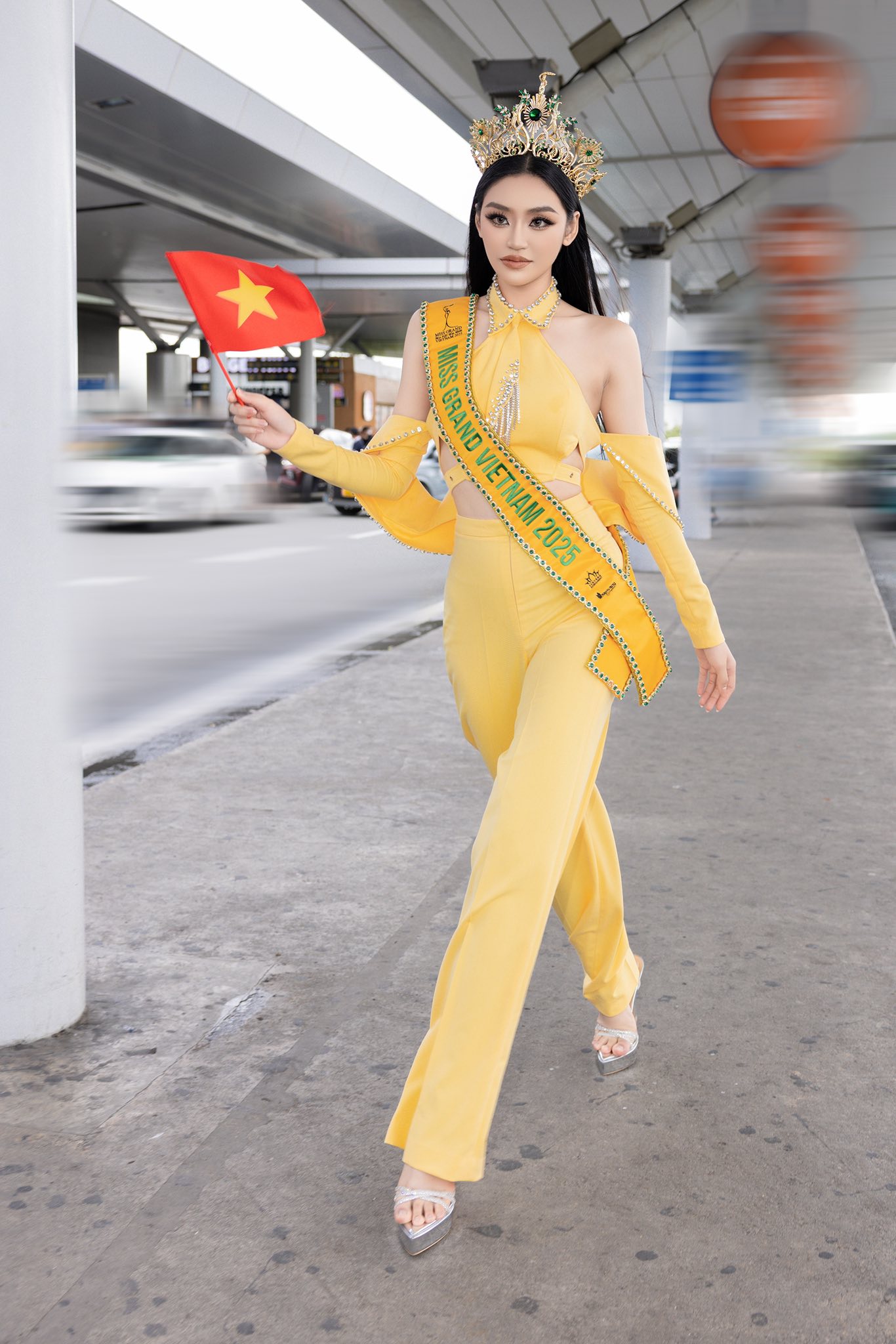 Bố mẹ Hoa hậu Yến Nhi gây chú ý tại sân bay- Ảnh 4.