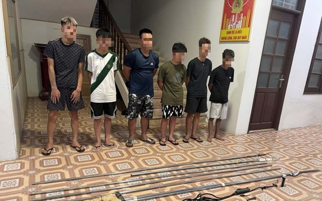 Hai nhóm học sinh rủ chục người mang hung khí đi giải quyết mâu thuẫn- Ảnh 2.