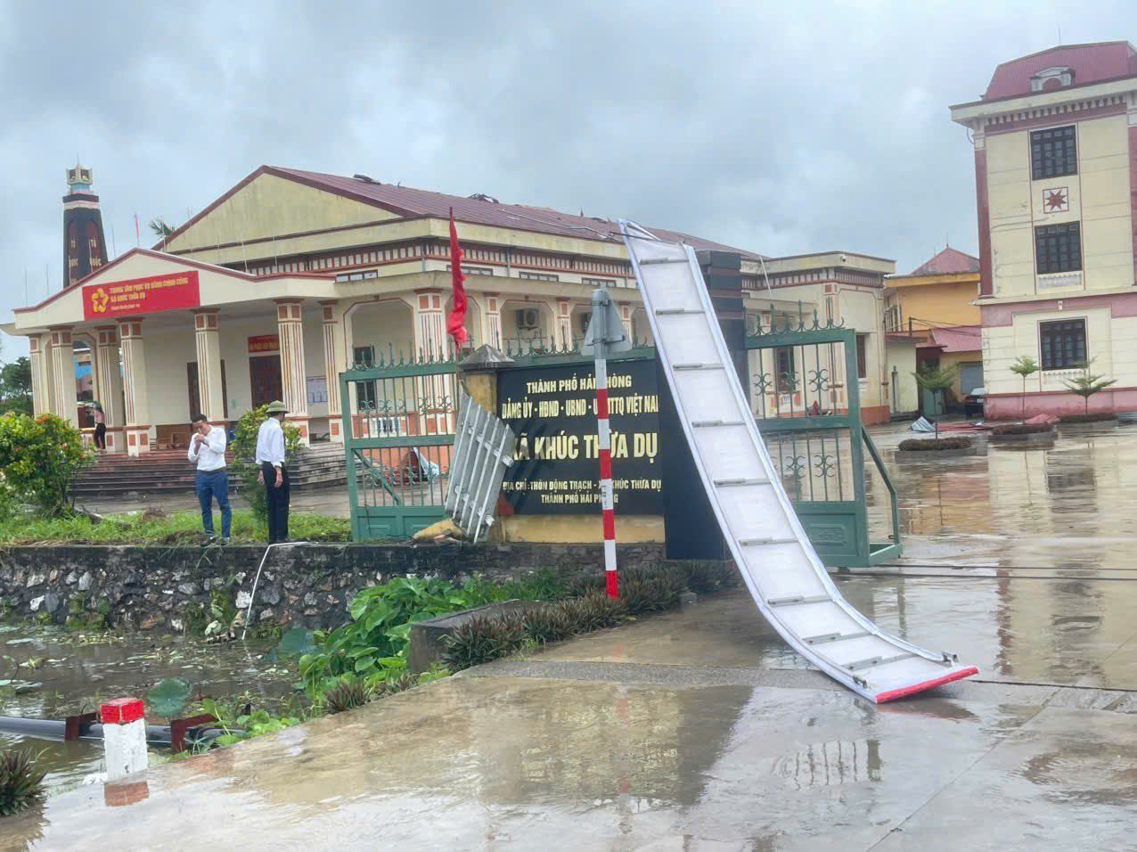 Lốc xoáy ở Hải Phòng, nhiều người bị thương, hàng trăm ngôi nhà, công trình bị tốc mái- Ảnh 4.