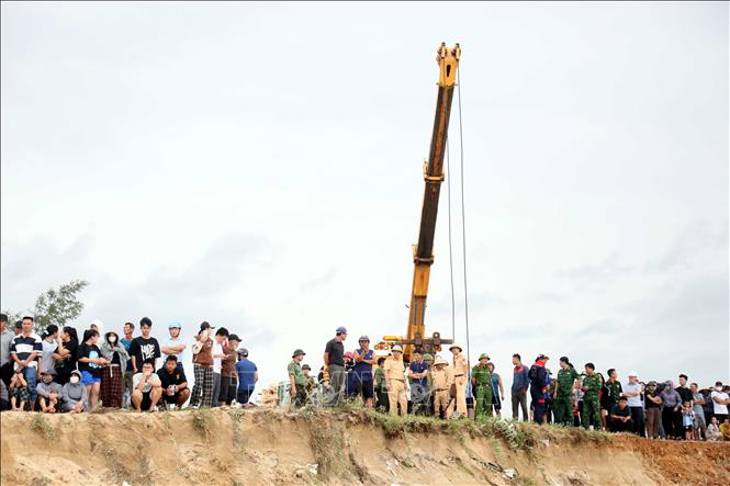Dùng drone tìm kiếm 9 thuyền viên mất tích trong vụ 2 tàu cá bị chìm ở sông Gianh- Ảnh 3.