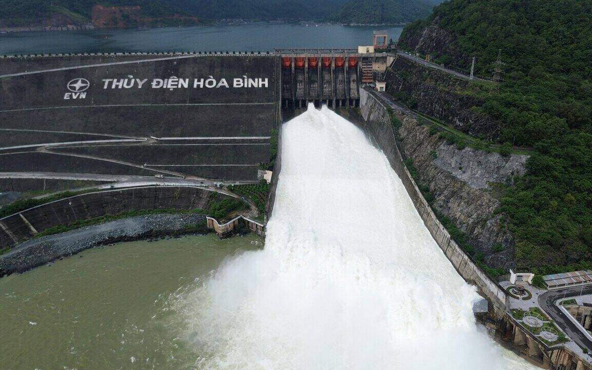 Mở cửa xả lũ thủy điện Hòa Bình ứng phó với mưa lớn sau bão số 10