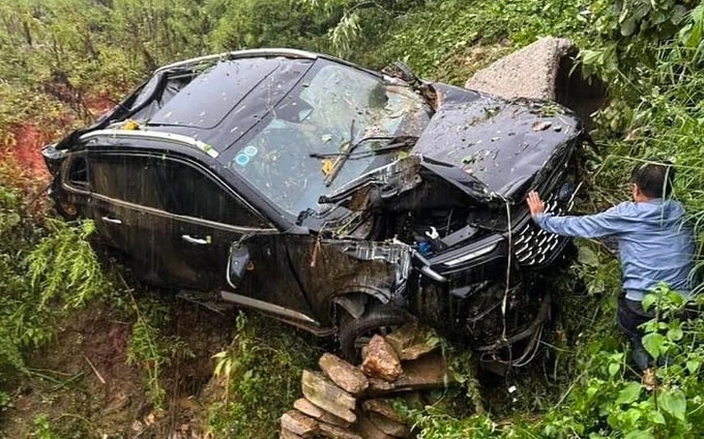Video công an xã ở Phú Thọ bơi giữa dòng nước lũ cứu người bị cuốn trôi- Ảnh 1.