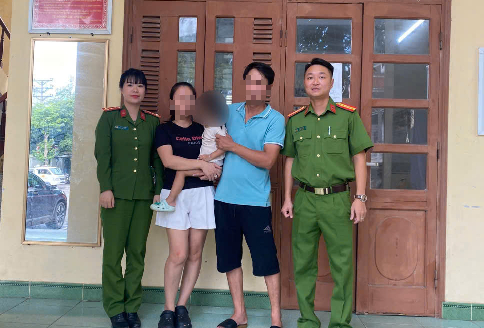 Công an đặc khu Vân Đồn khẩn trương tìm bé gái 2 tuổi bị lạc- Ảnh 1. Công an đặc khu Vân Đồn khẩn trương tìm bé gái 2 tuổi bị lạc- Ảnh 1.