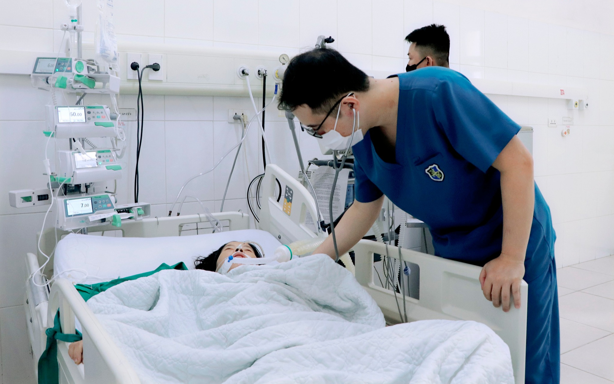 Cứu sống thiếu niên 16 tuổi bị vỡ gan, dập túi mật do tai nạn giao thông- Ảnh 2.