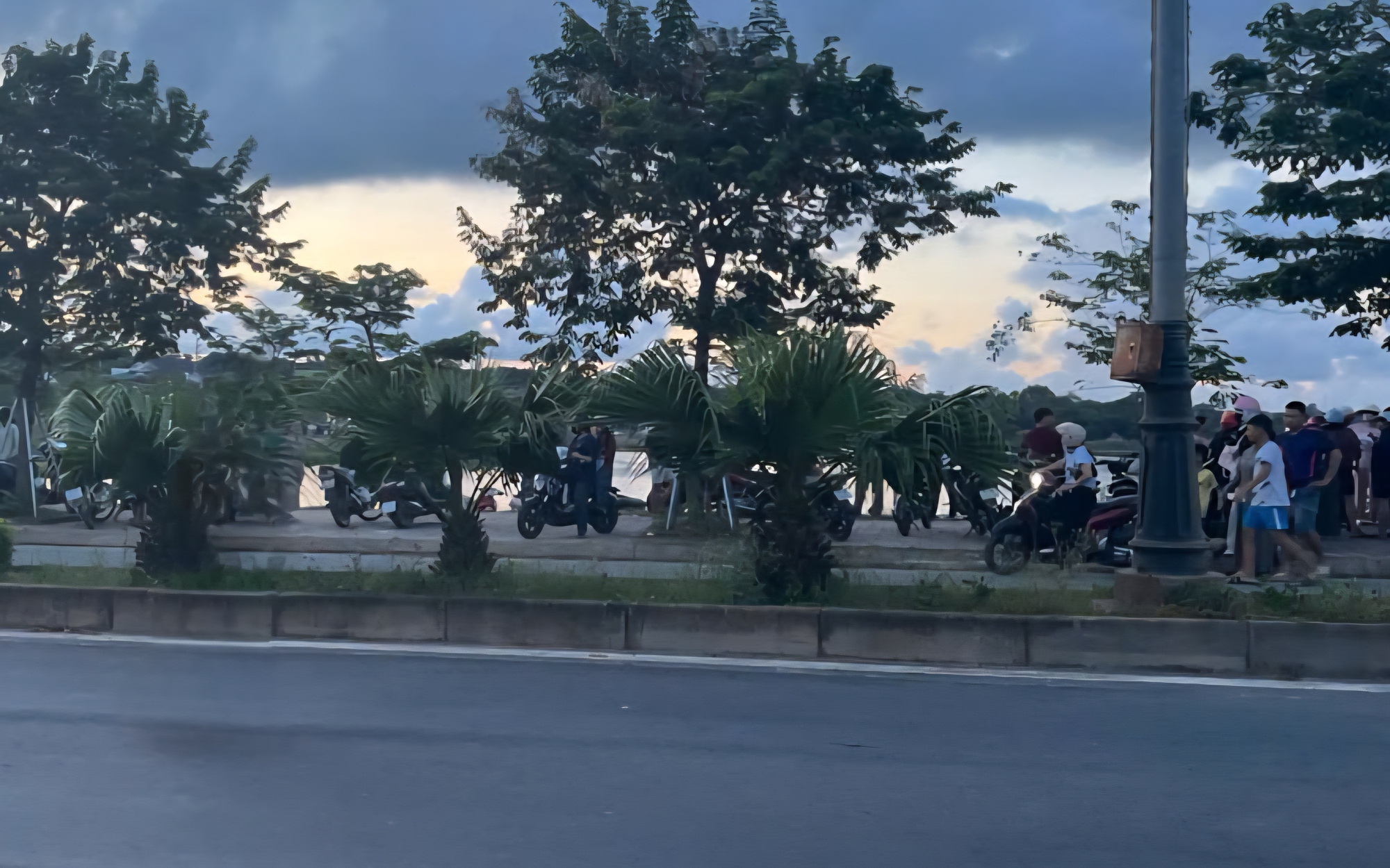 Hai cháu bé đuối nước thương tâm khi ra chơi ở hồ sinh thái