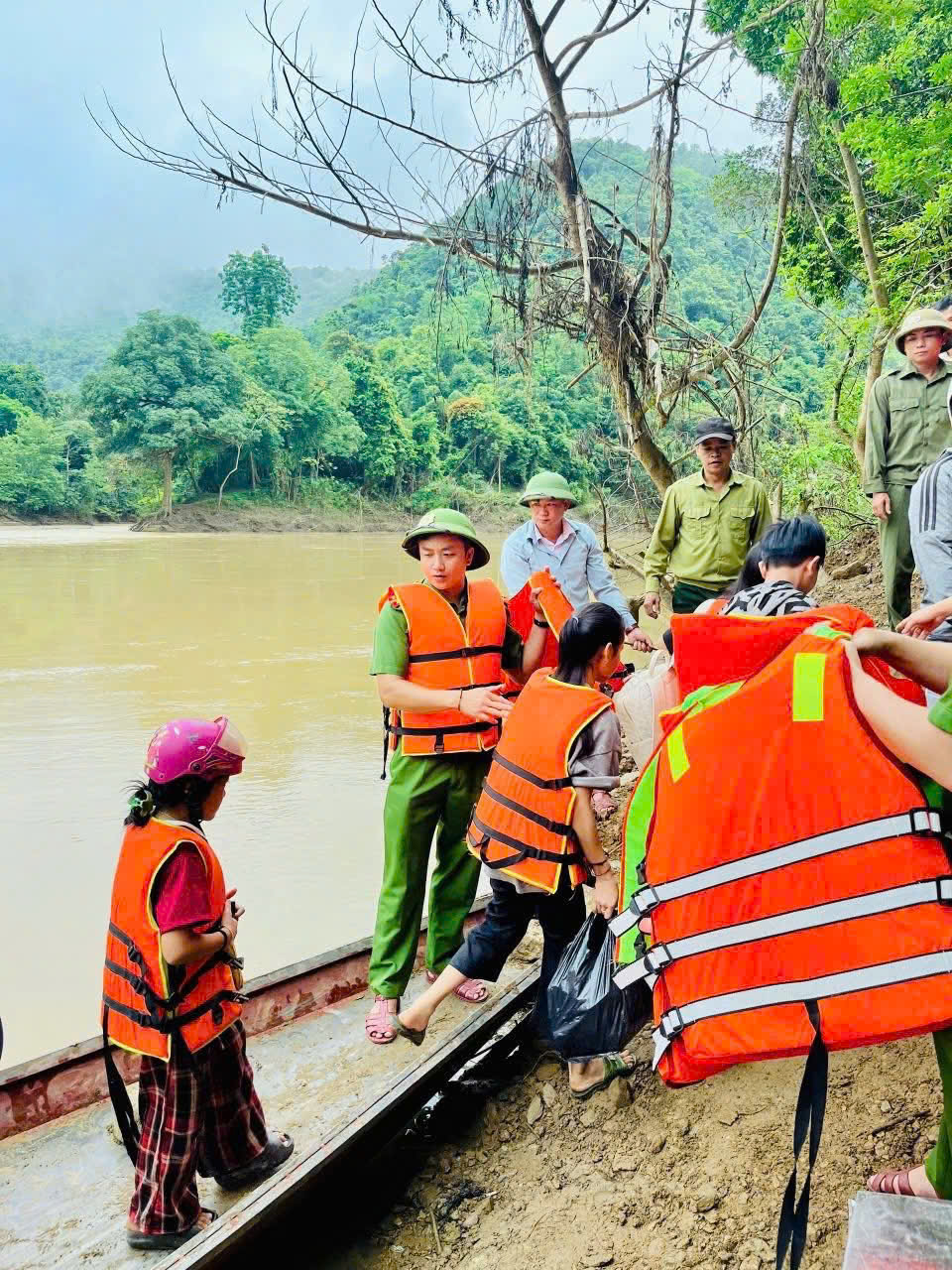 Nghệ An: Học sinh vượt sông đến lớp sau khi cầu treo Xốp Mạt bị lũ cuốn- Ảnh 2.
