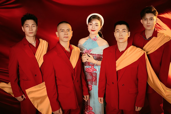 Sao mai Huyền Trang cùng nhóm Oplus thể hiện MV 'Tôi yêu Việt Nam'- Ảnh 1. Sao mai Huyền Trang cùng nhóm Oplus thể hiện MV 'Tôi yêu Việt Nam'- Ảnh 1.