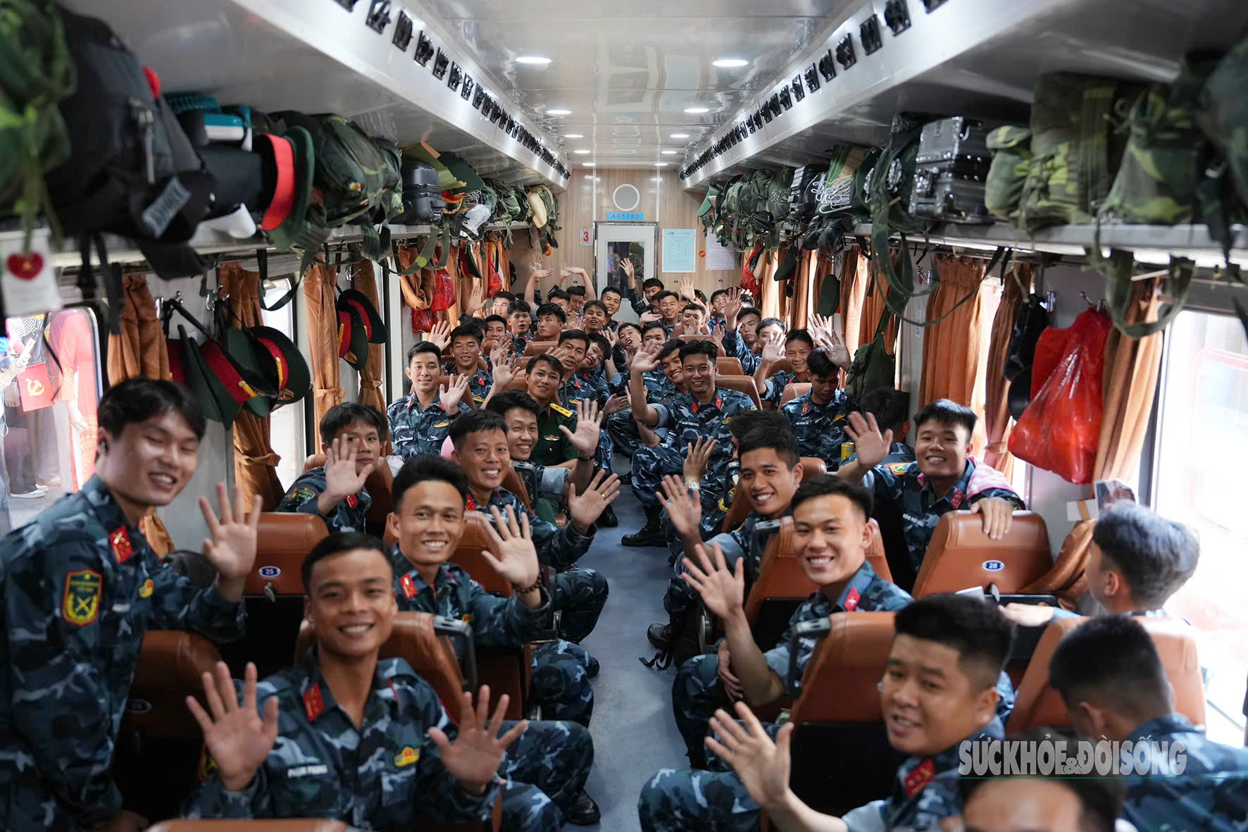 Người dân bịn rịn, xúc động chia tay các chiến sĩ sau khi hoàn thành nhiệm vụ A80- Ảnh 7.