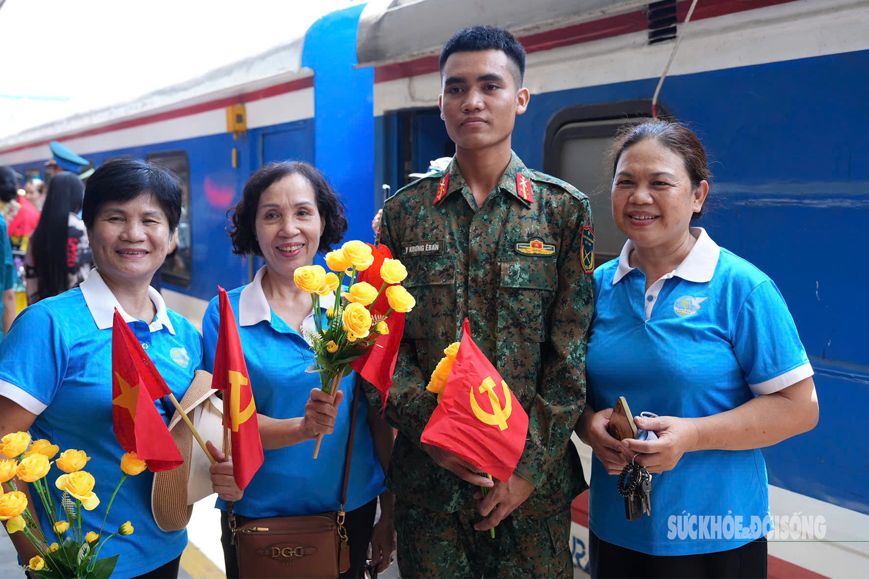Người dân bịn rịn, xúc động chia tay các chiến sĩ sau khi hoàn thành nhiệm vụ A80- Ảnh 3.