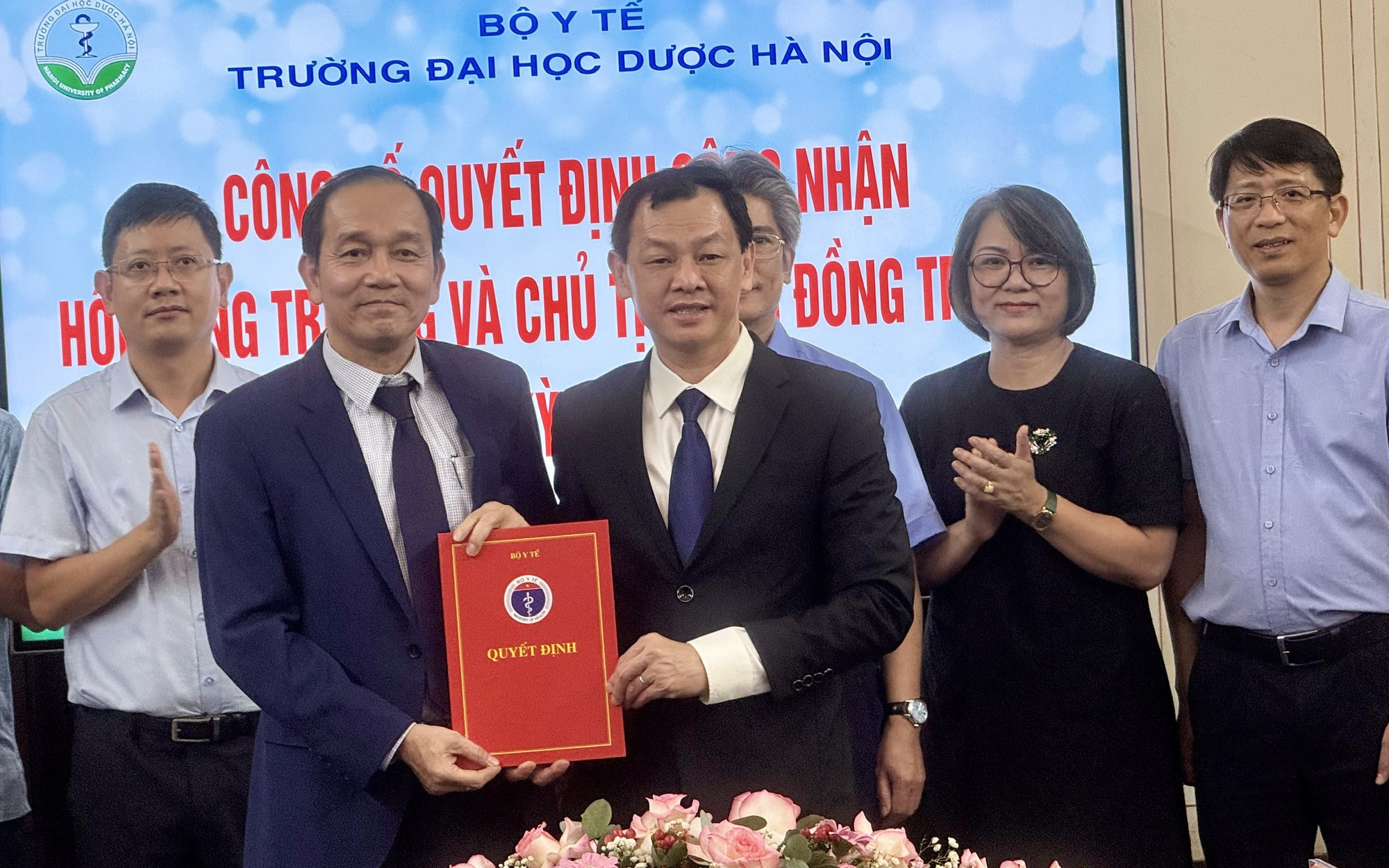 Trao quyết định công nhận Hội đồng trường và Chủ tịch Hội đồng trường Đại học Dược Hà Nội