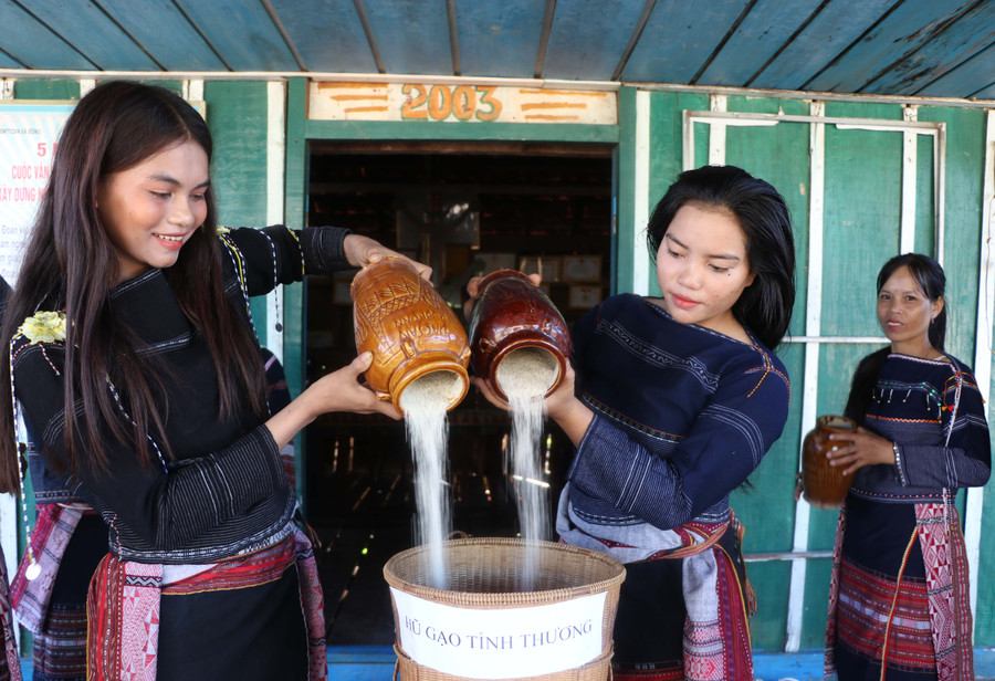 Sáng kiến 'hũ gạo tình thương' - Mô hình can thiệp cải thiện dinh dưỡng người dân vùng cao- Ảnh 2. Sáng kiến 'hũ gạo tình thương' - Mô hình can thiệp cải thiện dinh dưỡng người dân vùng cao- Ảnh 2.