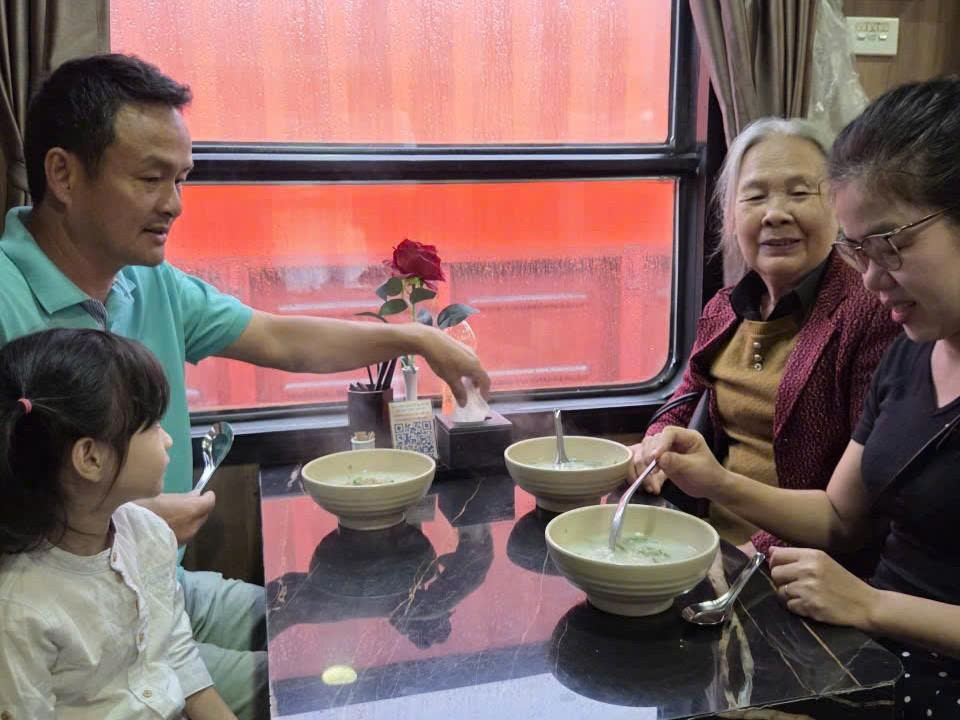 Tạm dừng chạy một số chuyến tàu do ảnh hưởng của bão số 10- Ảnh 2.
