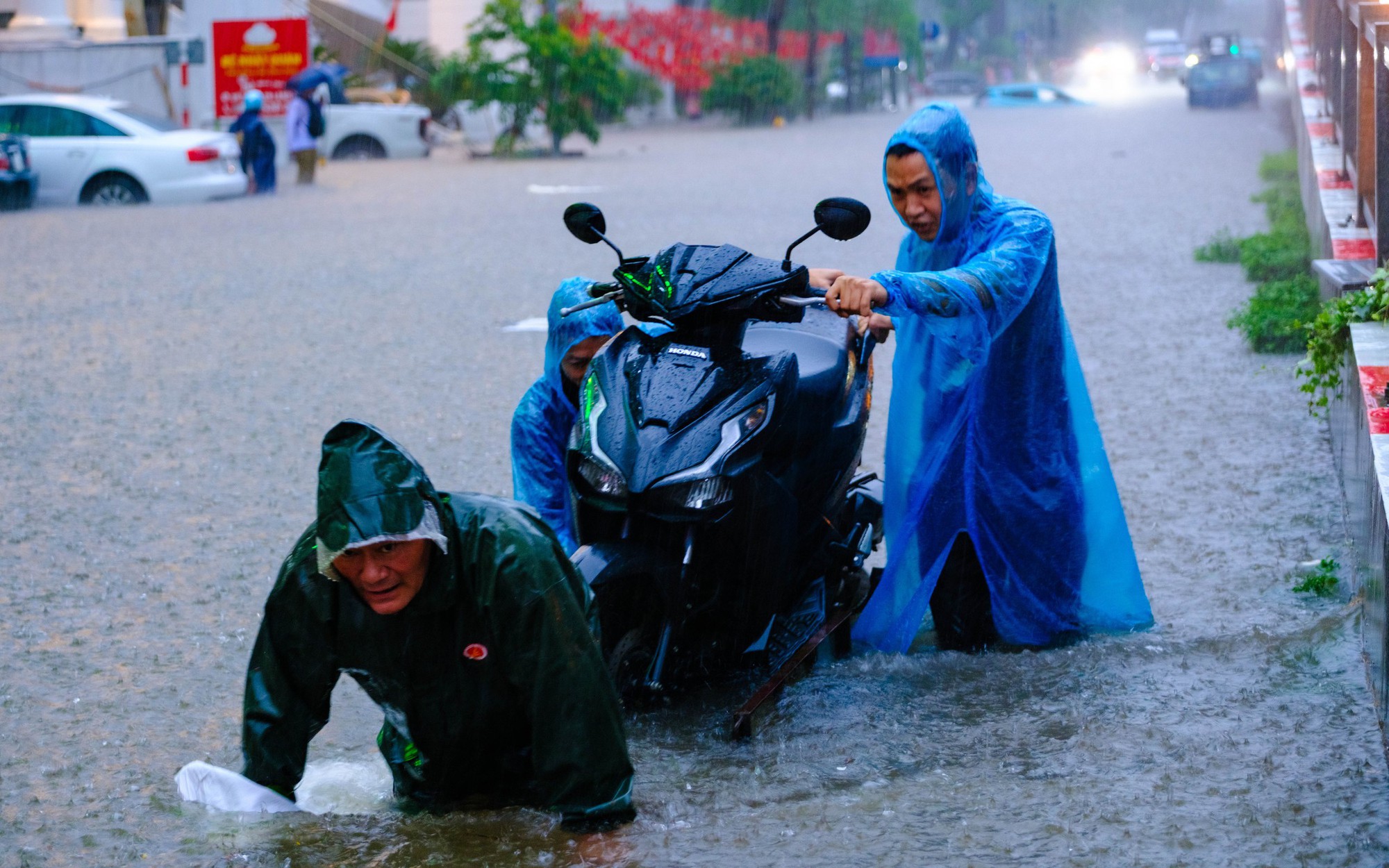 Người dân Hà Nội trong cơn mưa kéo dài: Nơi ngập sâu, chỗ tắc đường