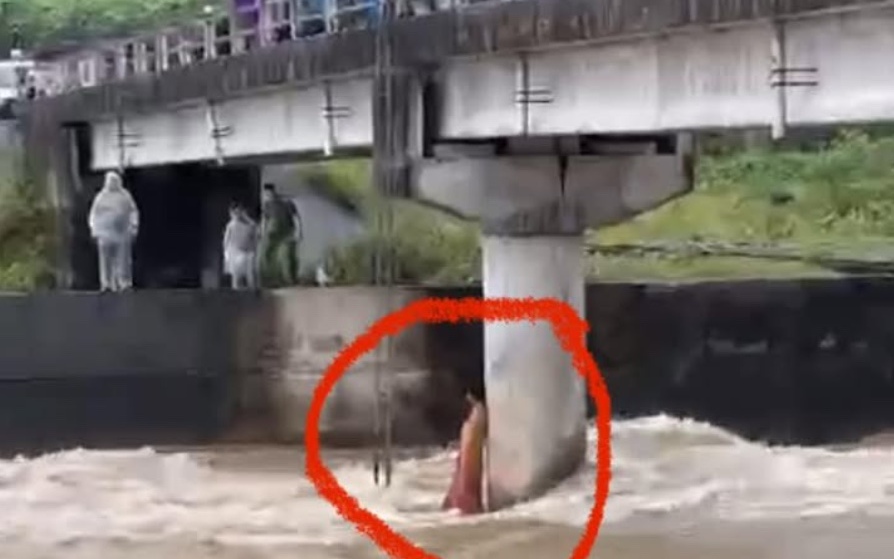 Tuyên Quang: Giải cứu người đàn ông mắc kẹt giữa dòng lũ