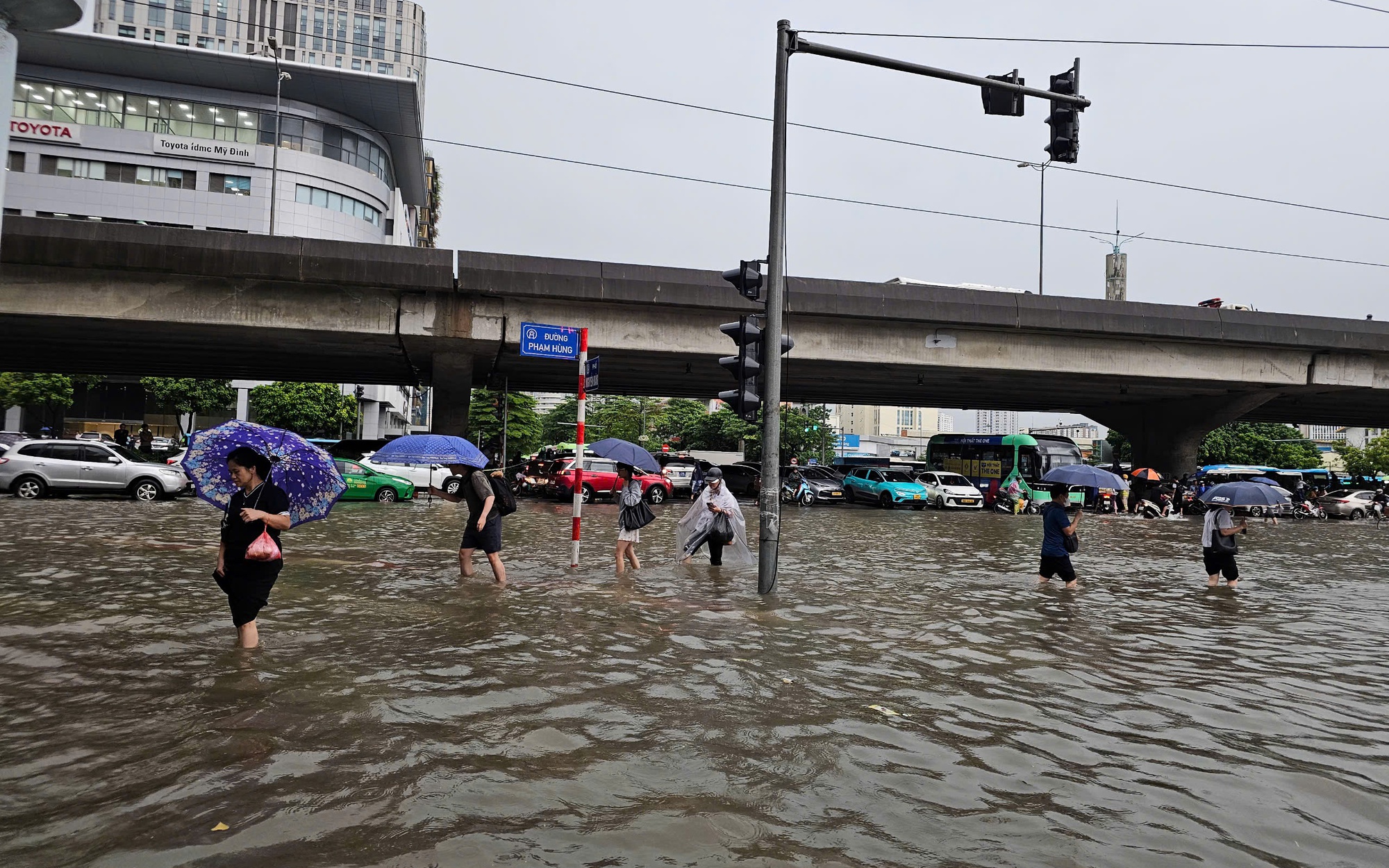 Sau mưa lớn, nhiều tỉnh thành đối mặt với nguy cơ rất cao lũ quét, sạt lở đất- Ảnh 1.
