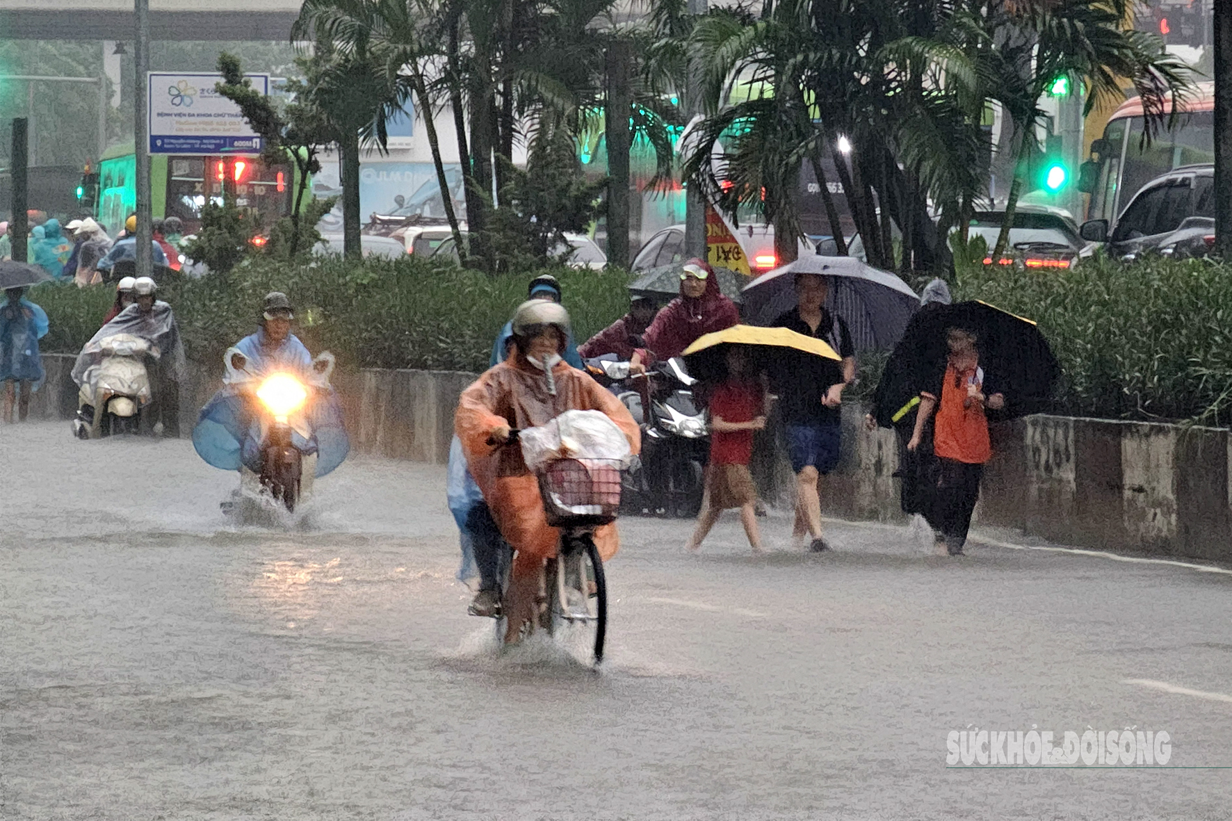 Ngập nặng giờ cao điểm, người Hà Nội vượt ‘biển nước’ về nhà- Ảnh 9.