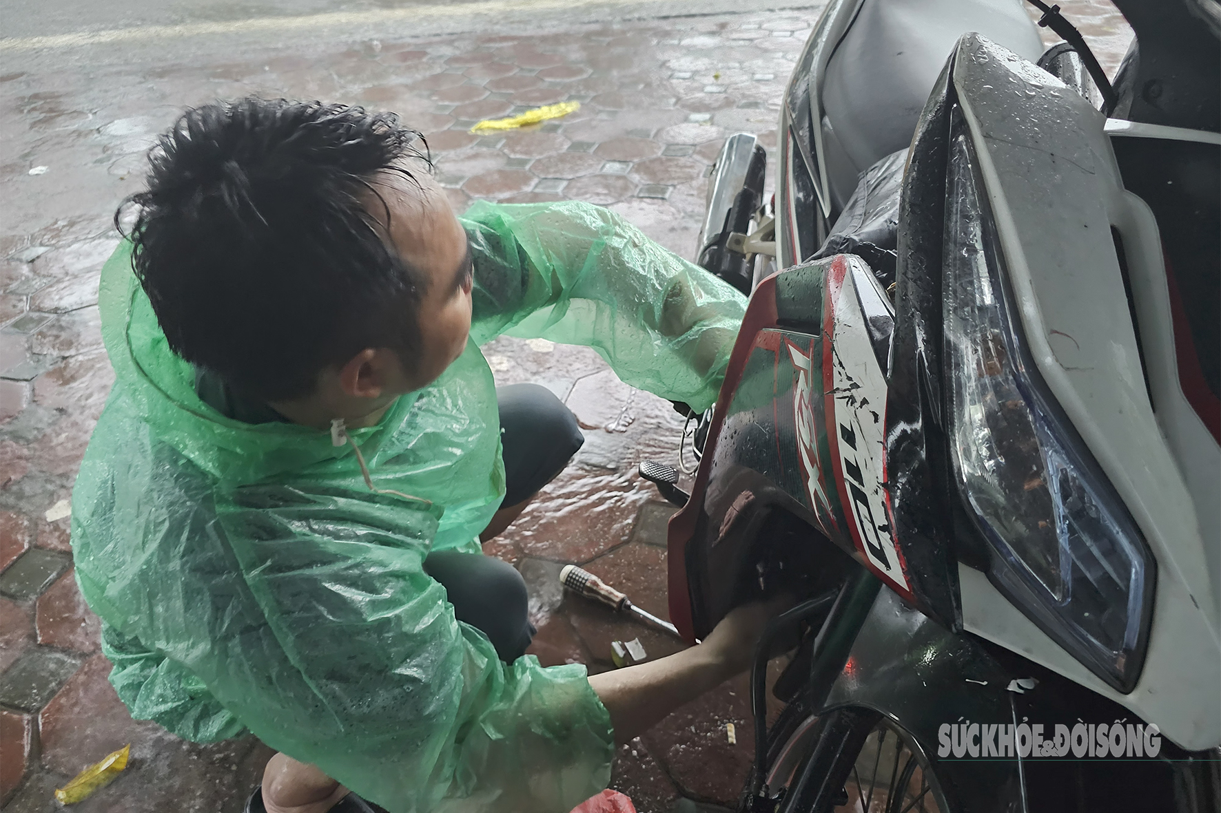 Ngập nặng giờ cao điểm, người Hà Nội vượt ‘biển nước’ về nhà- Ảnh 8.