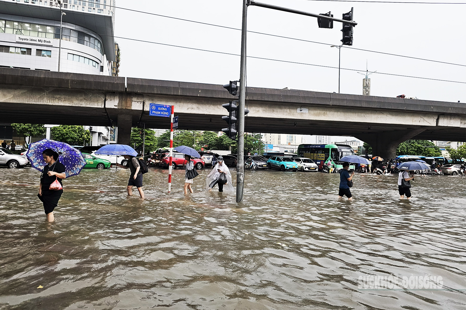 Ngập nặng giờ cao điểm, người Hà Nội vượt ‘biển nước’ về nhà- Ảnh 7.