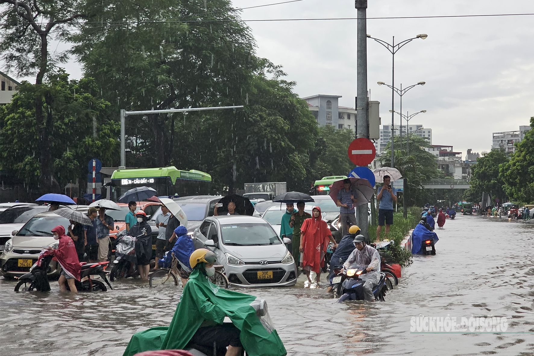 Ngập nặng giờ cao điểm, người Hà Nội vượt ‘biển nước’ về nhà- Ảnh 3.