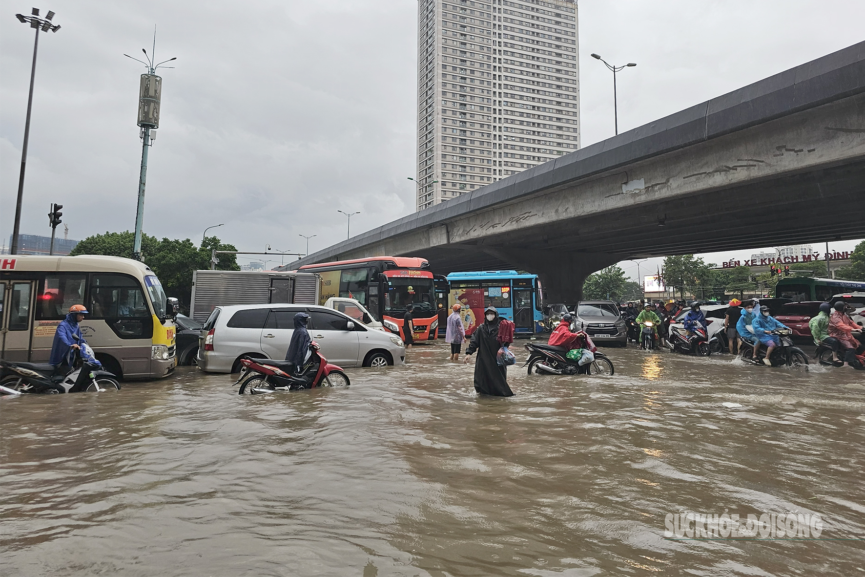 Ngập nặng giờ cao điểm, người Hà Nội vượt ‘biển nước’ về nhà- Ảnh 2.