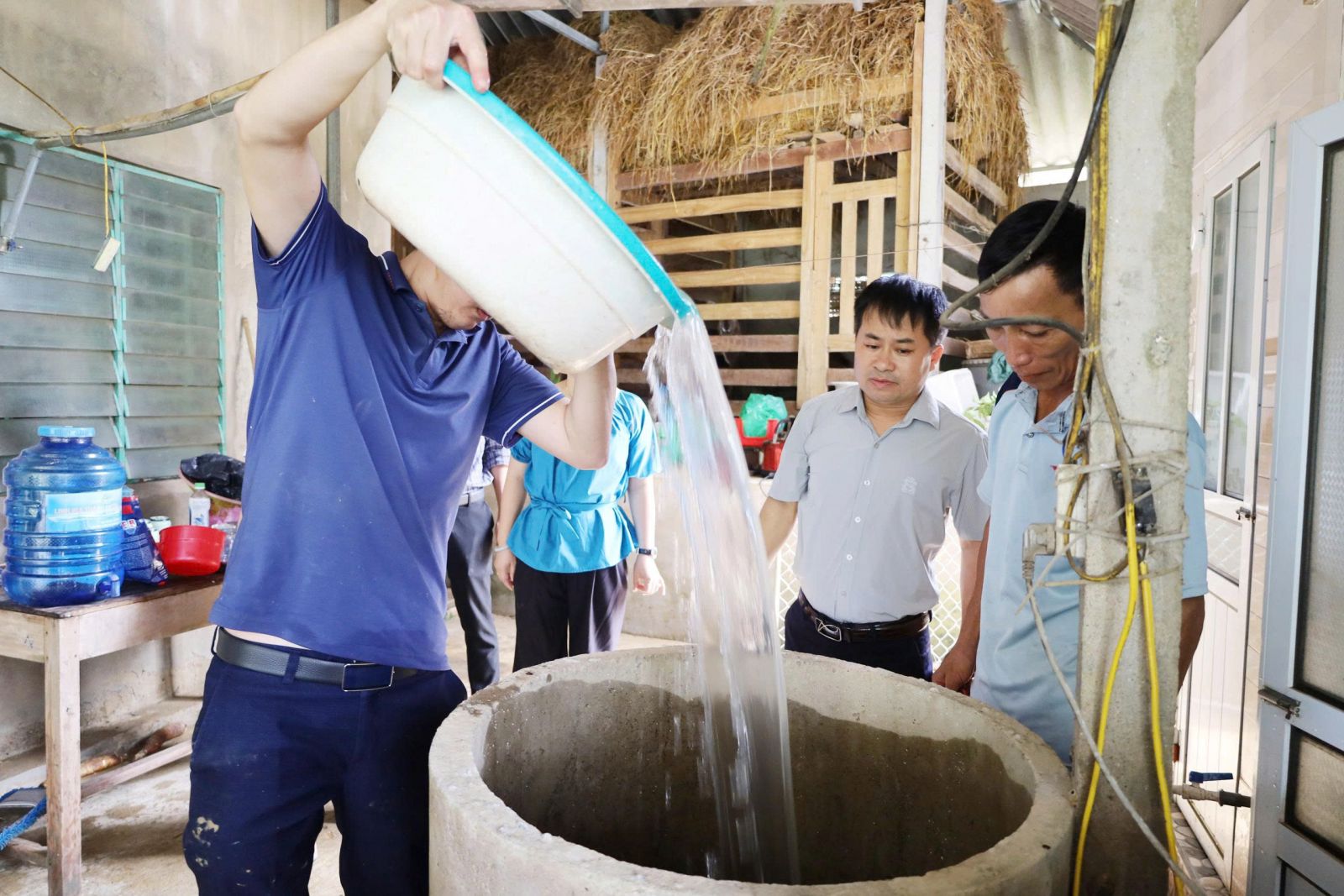 Hà Tĩnh xử lý nước sinh hoạt, làm sạch môi trường sau mưa bão phòng dịch bệnh- Ảnh 1.
