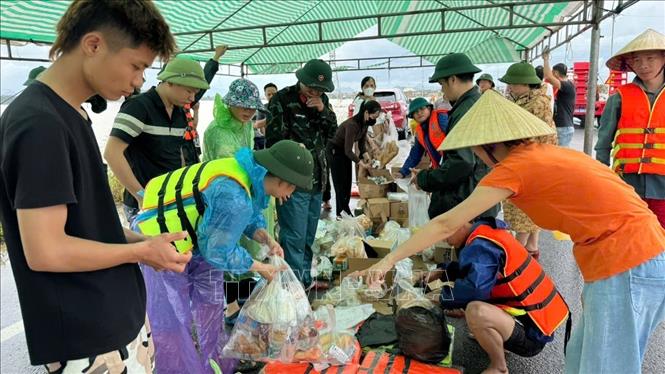 Khẩn cấp tiếp tế, cứu hộ người dân bị lũ cô lập do mưa lũ- Ảnh 1.