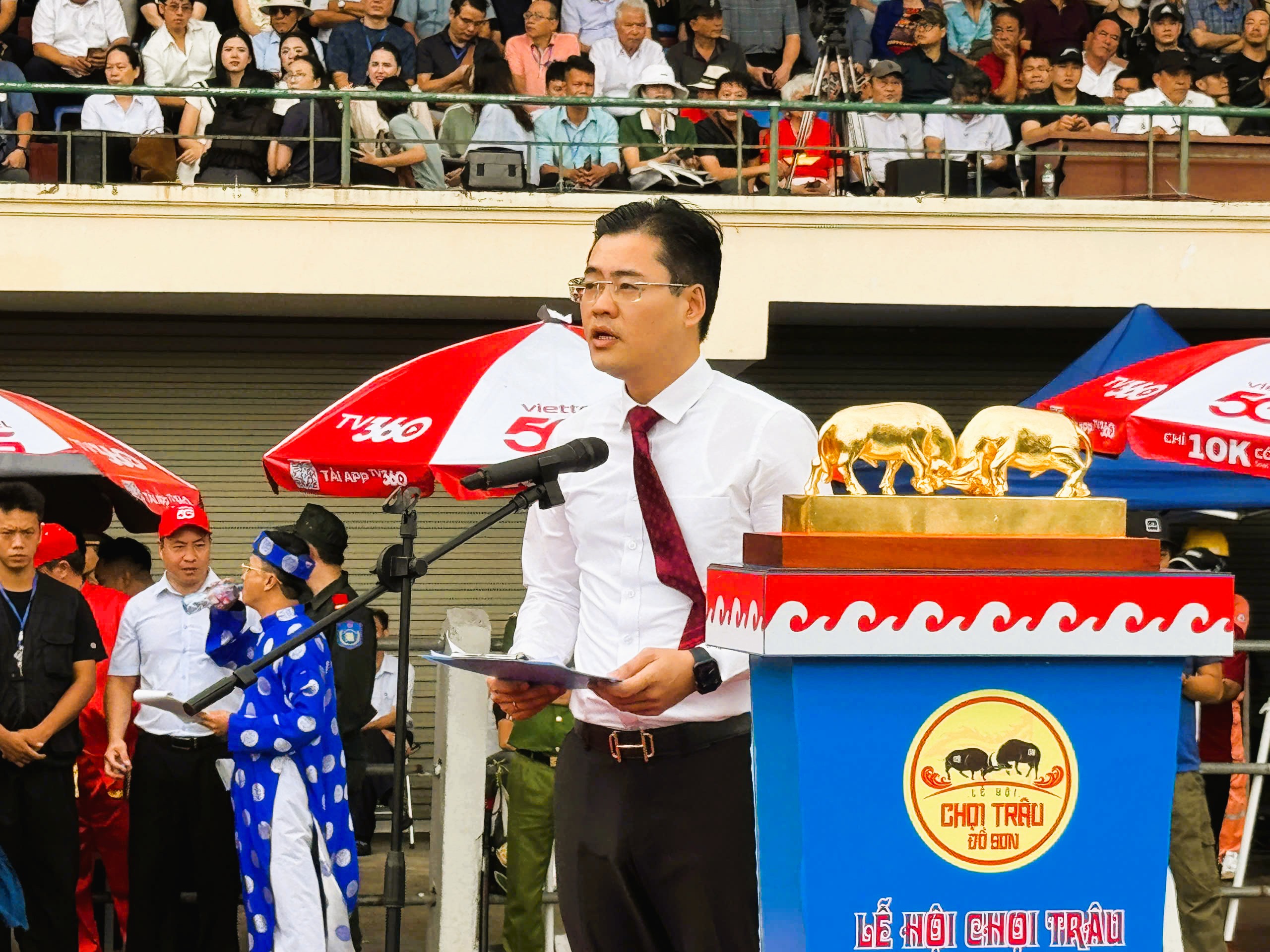 Giải mã sức hút Lễ hội chọi trâu Đồ Sơn - di sản văn hóa biển độc đáo- Ảnh 8. Giải mã sức hút Lễ hội chọi trâu Đồ Sơn - di sản văn hóa biển độc đáo- Ảnh 8.