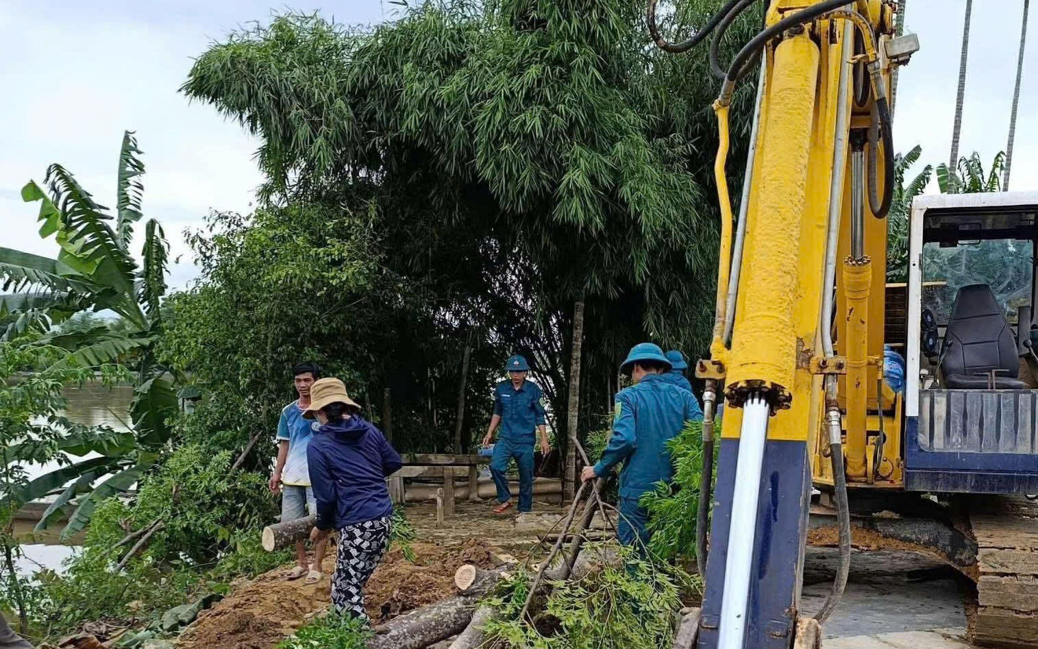 Sạt lở bờ sông ở Huế diễn biến phức tạp sau bão số 10