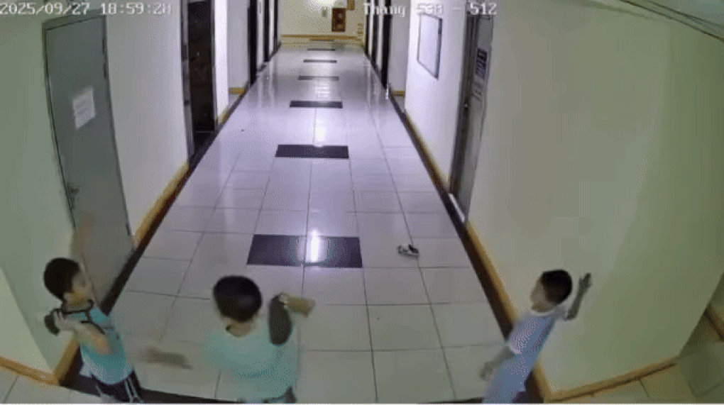 Vụ ném dép khiến 2 thang máy chung cư hỏng: Gia đình có phải chịu bồi thường thiệt hại?- Ảnh 1.