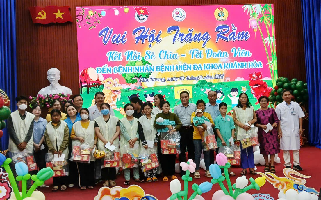 Thứ trưởng Bộ Y tế Nguyễn Tri Thức thăm, động viên và tặng quà bệnh nhi dịp Tết Trung thu- Ảnh 6.