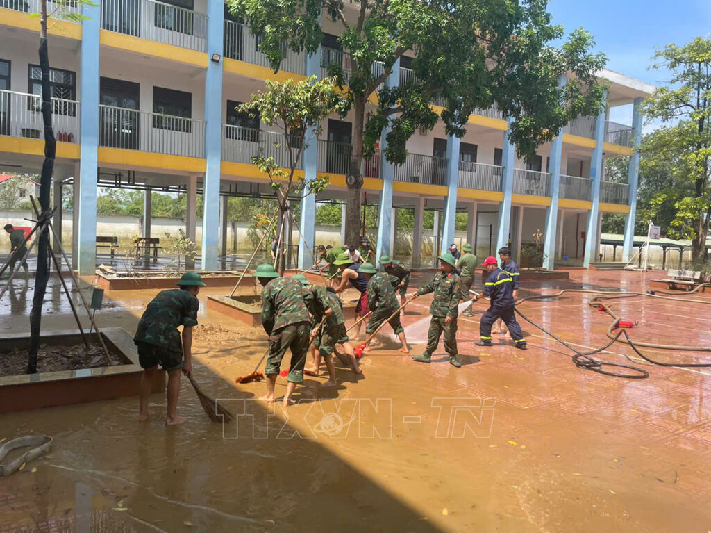 Hà Nội yêu cầu các trường học không tổ chức sinh hoạt ngoại khóa trong mưa bão- Ảnh 1.