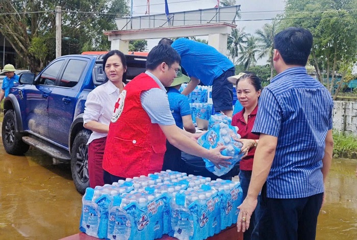 2,1 tỷ đồng cứu trợ khẩn cấp người dân vùng bị ảnh hưởng do bão số 10- Ảnh 2.