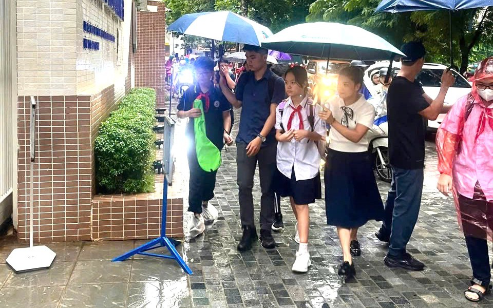 Ngập lụt khắp Hà Nội, hàng loạt trường linh hoạt bố trí bữa ăn, chỗ ngủ cho học sinh- Ảnh 7.