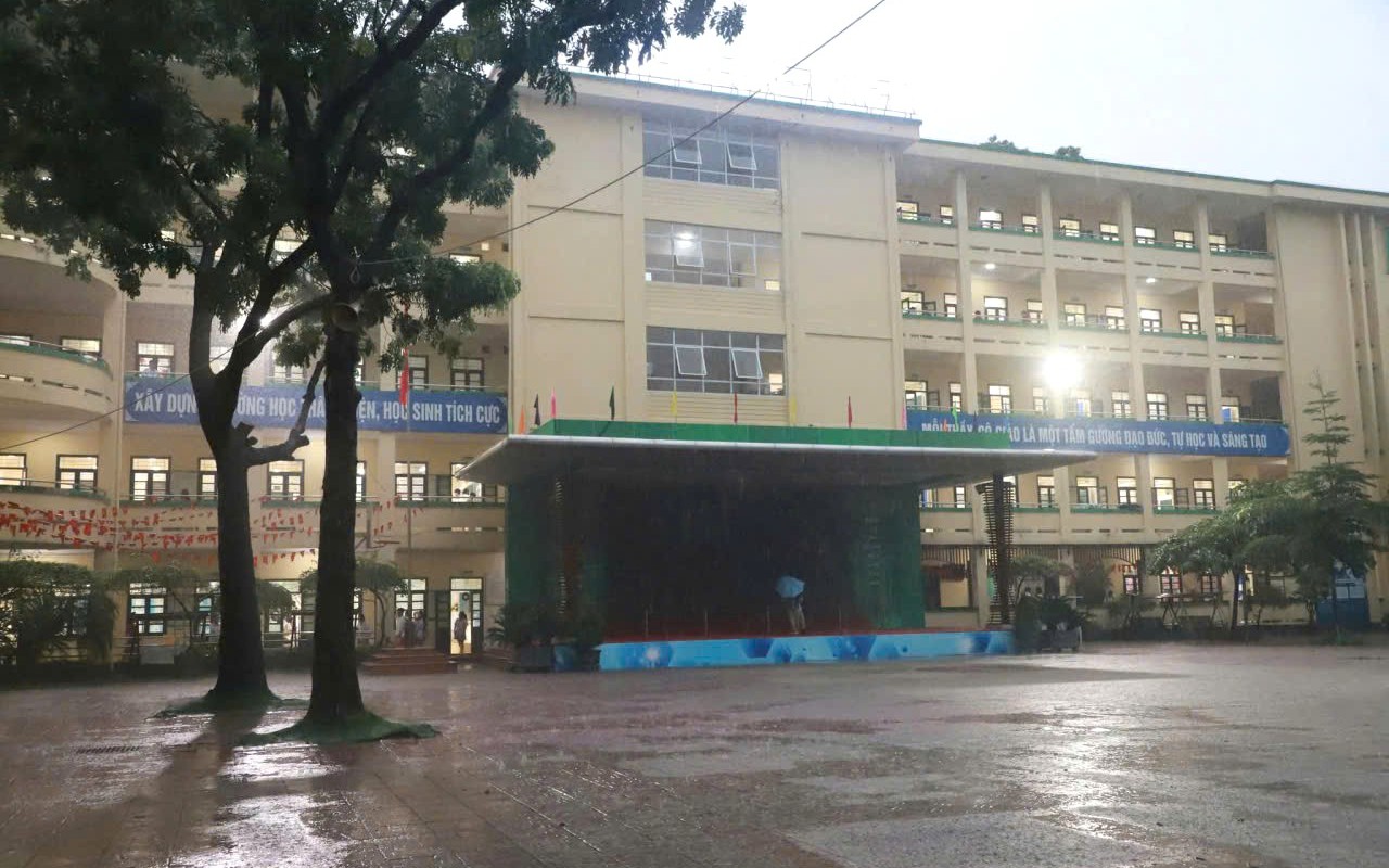 Ngập lụt khắp Hà Nội, hàng loạt trường linh hoạt bố trí bữa ăn, chỗ ngủ cho học sinh
