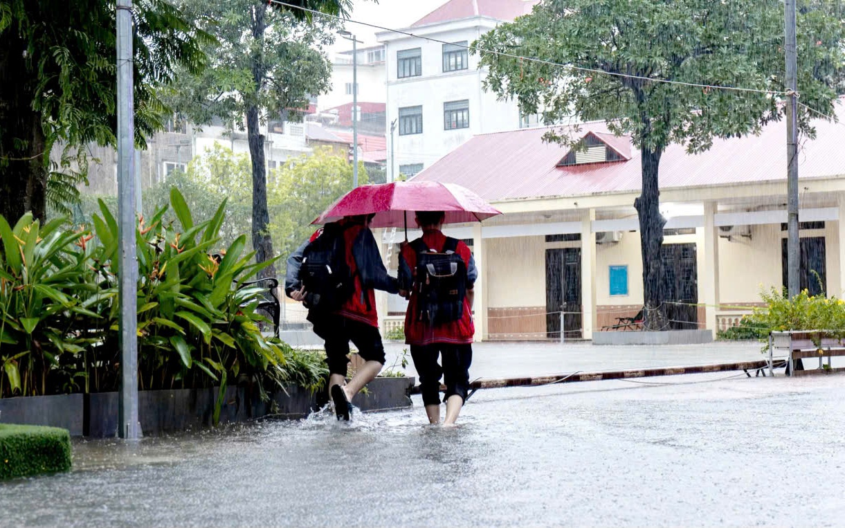 Gần 30 trường đại học tại Hà Nội chuyển học trực tuyến sau bão số 10