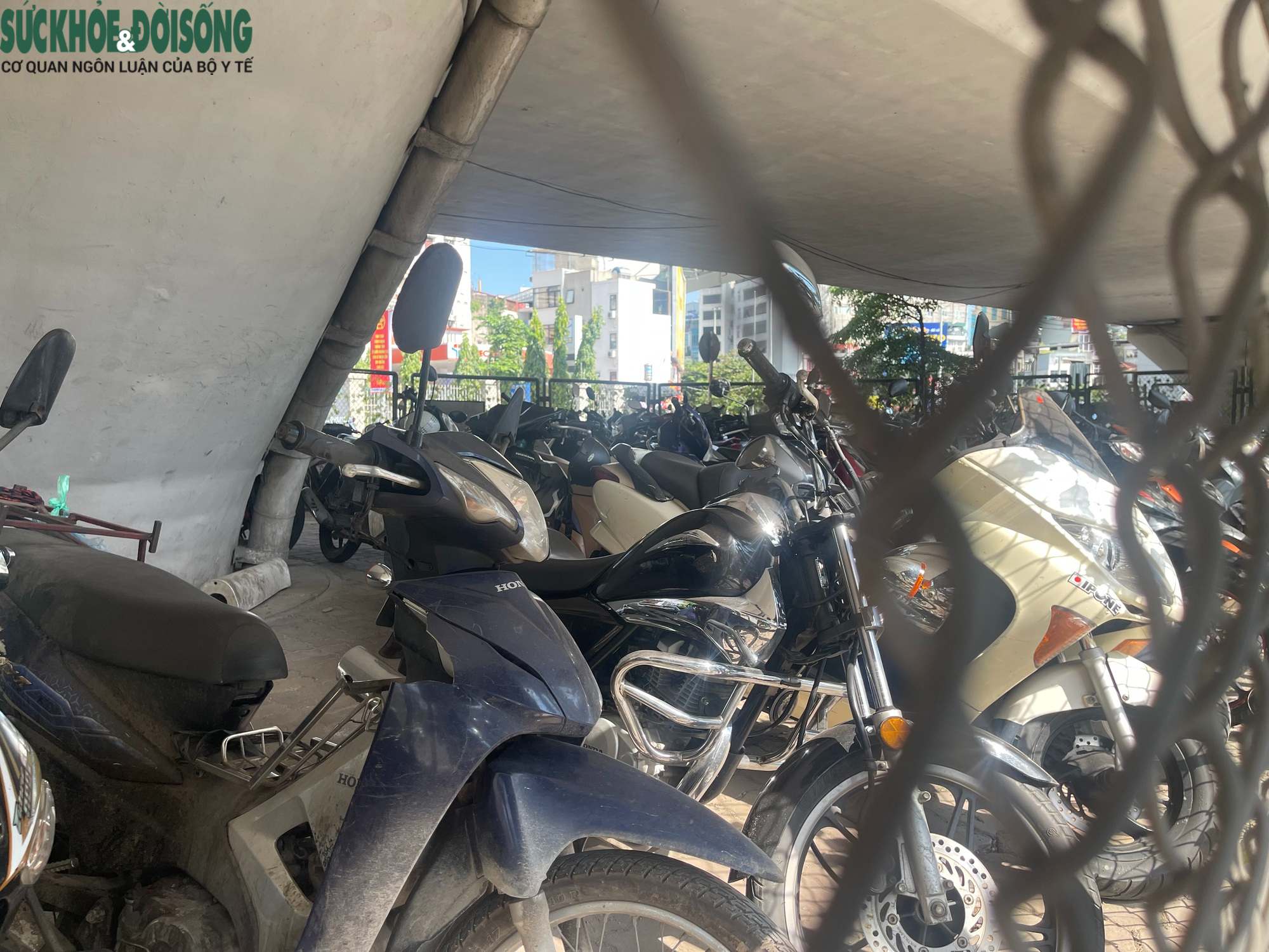 Cận cảnh ô tô, xe máy đỗ kín dưới gầm cầu vượt ở Hà Nội- Ảnh 6. Cận cảnh ô tô, xe máy đỗ kín dưới gầm cầu vượt ở Hà Nội- Ảnh 6.