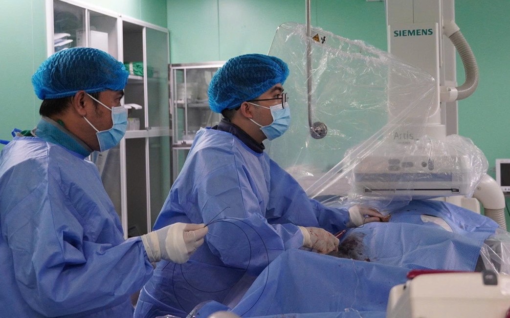 Đau lưng 10 năm, bệnh nhân 'nhẹ nhõm' nhờ kỹ thuật lần đầu được áp dụng ở miền Tây- Ảnh 2.