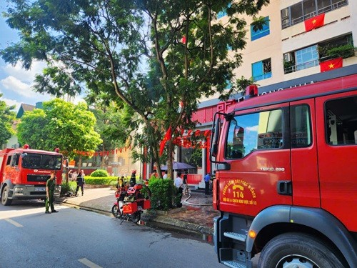 Cháy lớn tại nhà hàng trong khu đô thị Trung Hoà, 4 xe cứu hỏa được điều động- Ảnh 2.