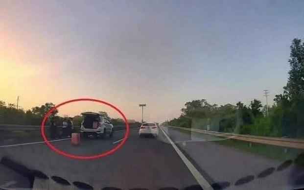 Ô tô Ford Everest biến dạng sau vụ tai nạn liên hoàn trên cao tốc Cao Bồ - Mai Sơn- Ảnh 1.