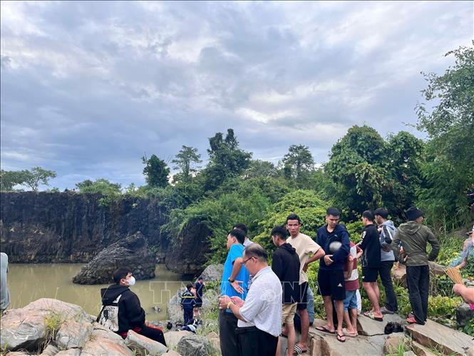 Tìm thấy thi thể hai nạn nhân mất tích tại khu vực hồ Đá Xanh- Ảnh 1. Tìm thấy thi thể hai nạn nhân mất tích tại khu vực hồ Đá Xanh- Ảnh 1.