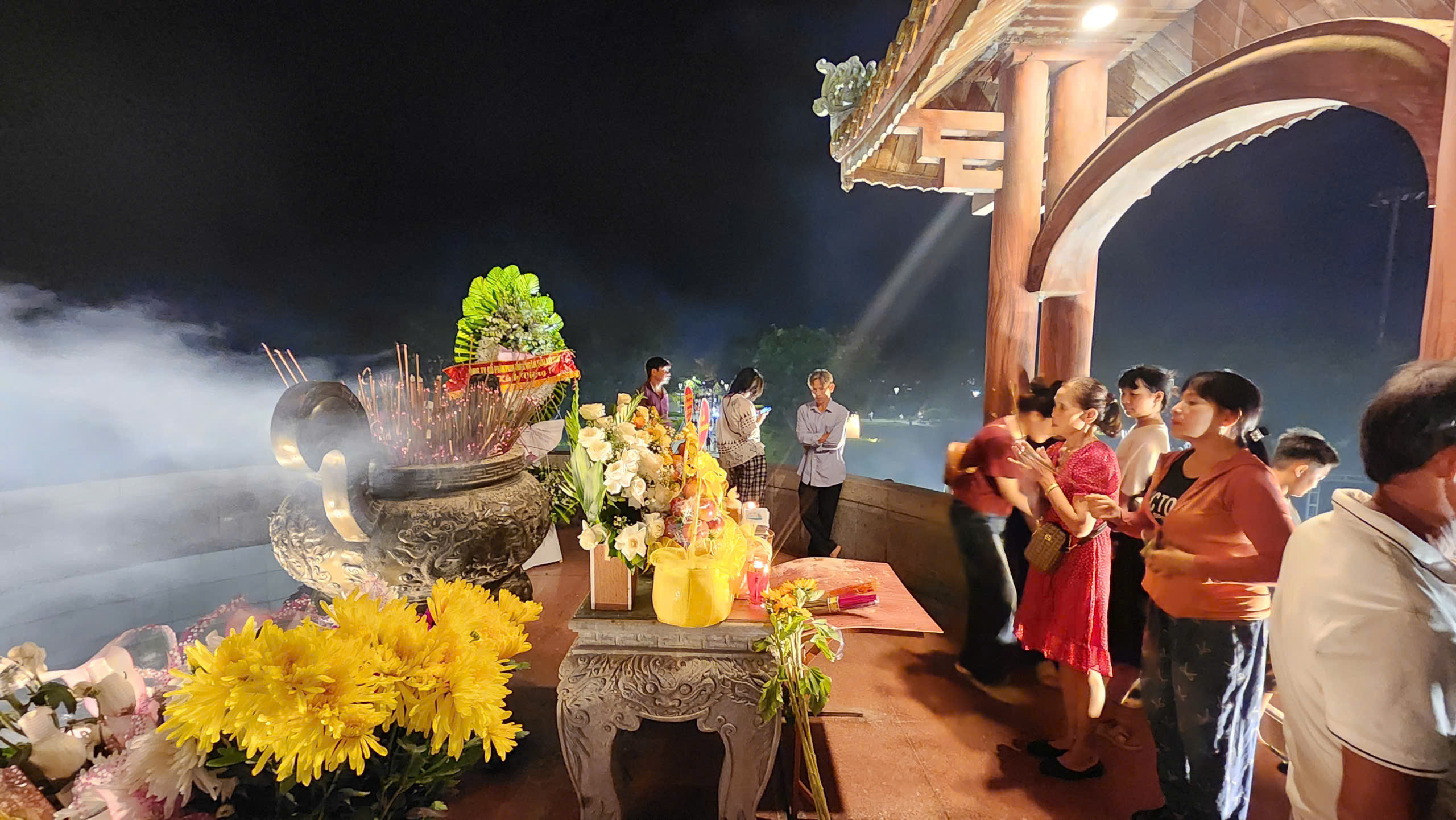 Xúc động hàng ghế trống đặt ba lô chiến sĩ tại buổi chiếu phim 'Mưa đỏ' ở Thành cổ Quảng Trị- Ảnh 2. Xúc động hàng ghế trống đặt ba lô chiến sĩ tại buổi chiếu phim 'Mưa đỏ' ở Thành cổ Quảng Trị- Ảnh 2.