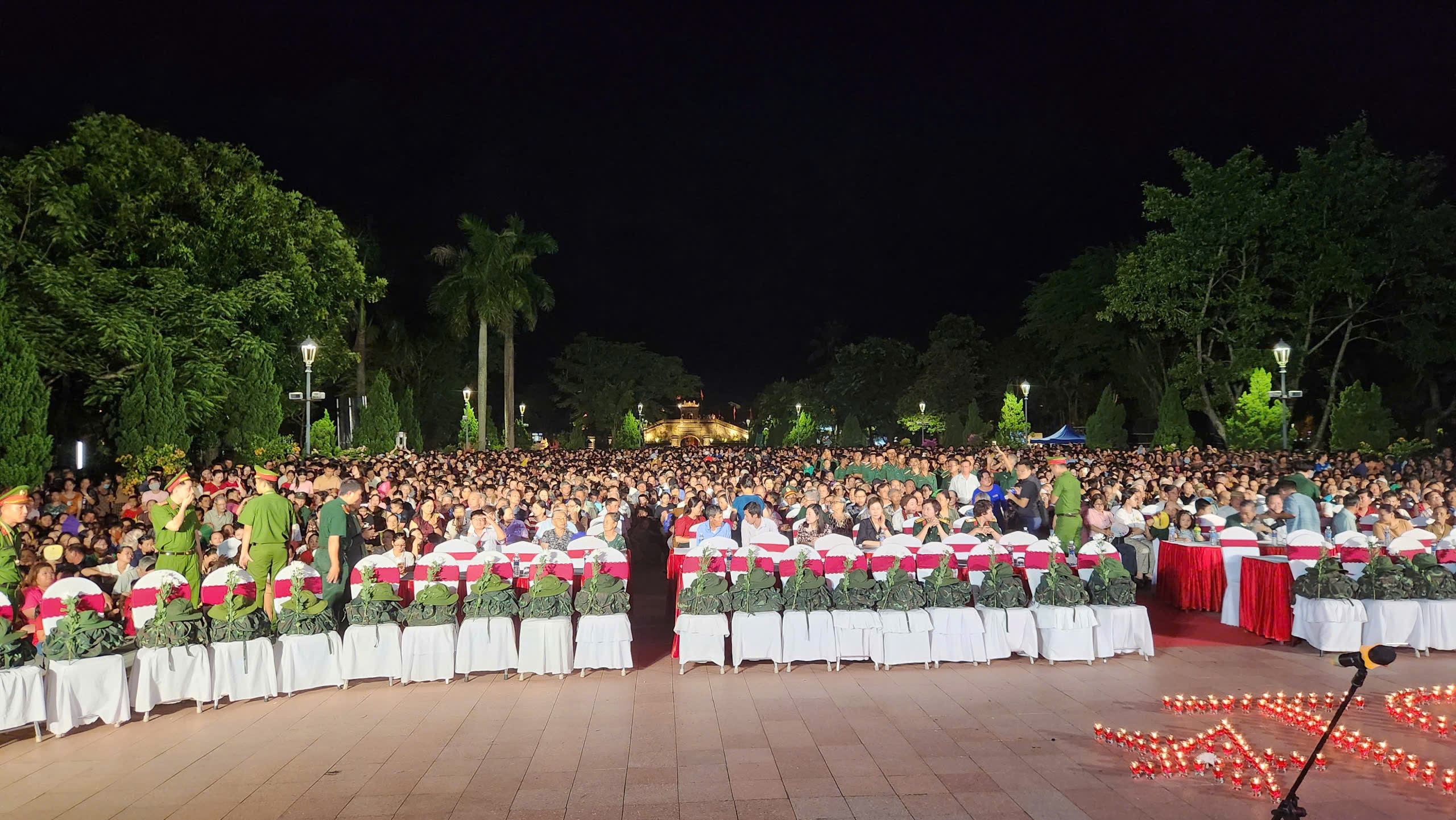 Xúc động hàng ghế trống đặt ba lô chiến sĩ tại buổi chiếu phim 'Mưa đỏ' ở Thành cổ Quảng Trị- Ảnh 4. Xúc động hàng ghế trống đặt ba lô chiến sĩ tại buổi chiếu phim 'Mưa đỏ' ở Thành cổ Quảng Trị- Ảnh 4.