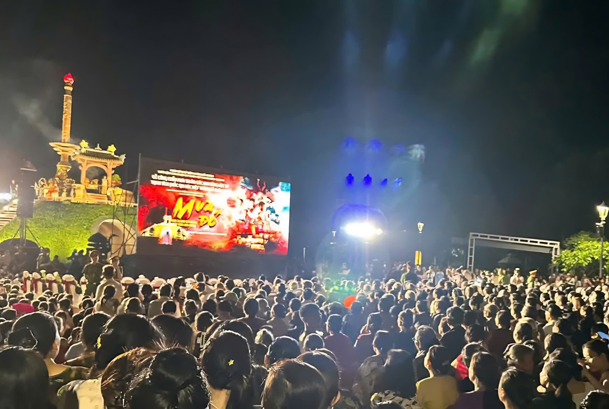 Xúc động hàng ghế trống đặt ba lô chiến sĩ tại buổi chiếu phim 'Mưa đỏ' ở Thành cổ Quảng Trị- Ảnh 10. Xúc động hàng ghế trống đặt ba lô chiến sĩ tại buổi chiếu phim 'Mưa đỏ' ở Thành cổ Quảng Trị- Ảnh 10.