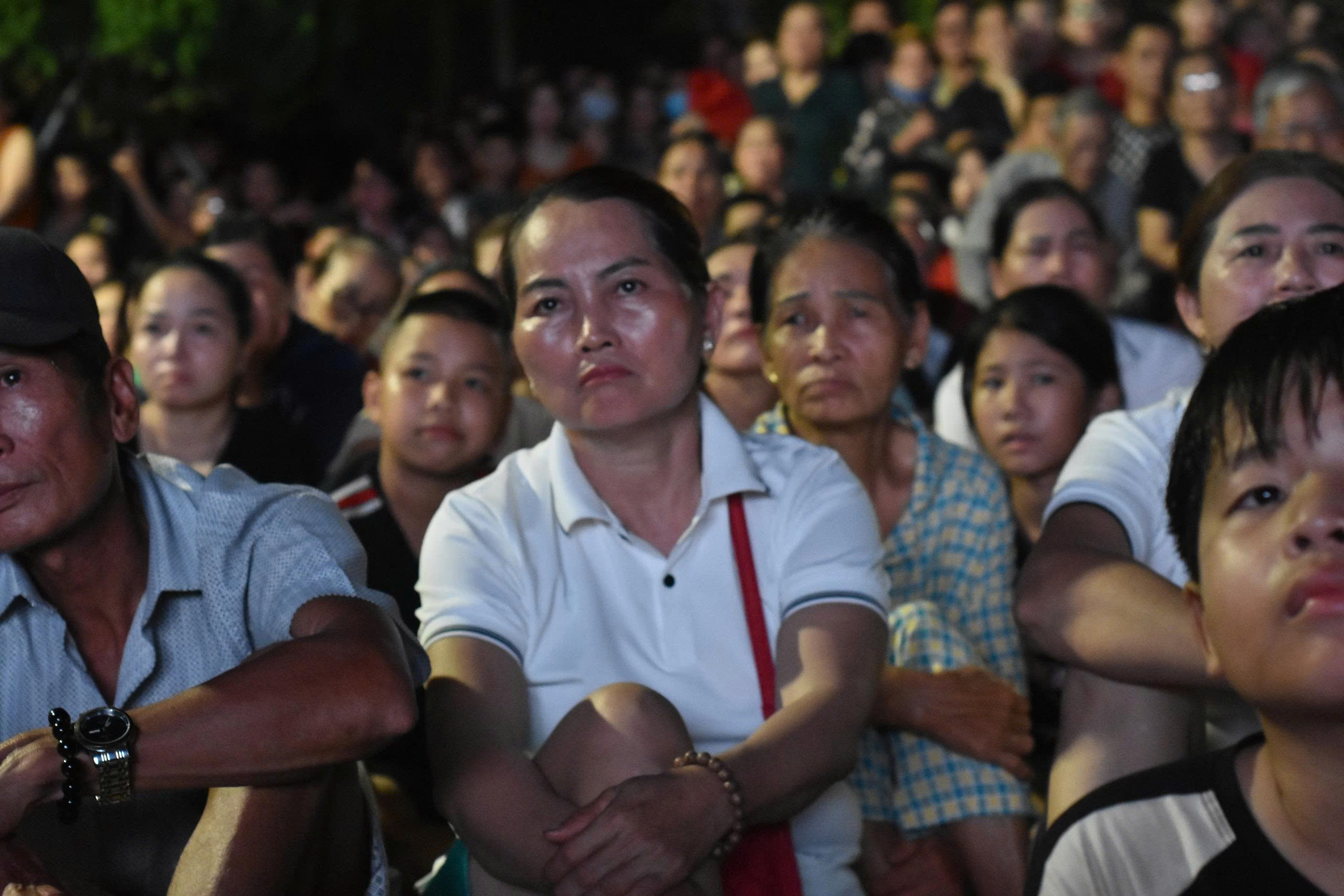 Xúc động hàng ghế trống đặt ba lô chiến sĩ tại buổi chiếu phim 'Mưa đỏ' ở Thành cổ Quảng Trị- Ảnh 8. Xúc động hàng ghế trống đặt ba lô chiến sĩ tại buổi chiếu phim 'Mưa đỏ' ở Thành cổ Quảng Trị- Ảnh 8.