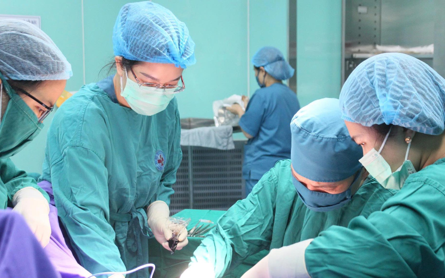 Làm đẹp vùng kín, cô gái 22 tuổi bị xuất huyết phải cấp cứu trong đêm