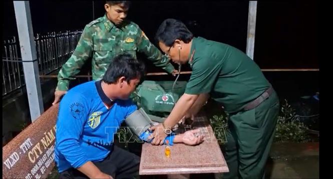 Đưa 4 thuyền viên gặp nạn trên biển vào đất liền an toàn- Ảnh 1. Đưa 4 thuyền viên gặp nạn trên biển vào đất liền an toàn- Ảnh 1.