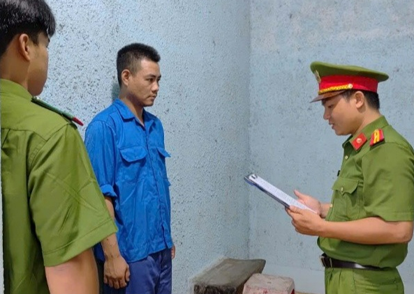 Khởi tố thanh niên dùng ô tô tông thẳng vào xe công an xã- Ảnh 1.