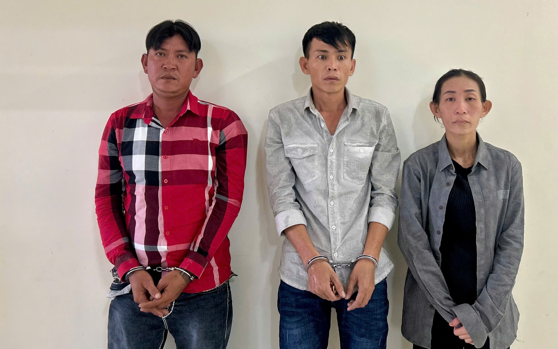 'Chặt biển số xe’ rồi khoe trên TikTok, 3 thanh niên bị bắt- Ảnh 2.