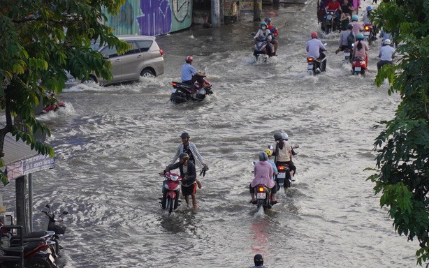 Vùng ven sông Tích ở Hà Nội ngập nhiều ngày, nước rút chậm- Ảnh 1.